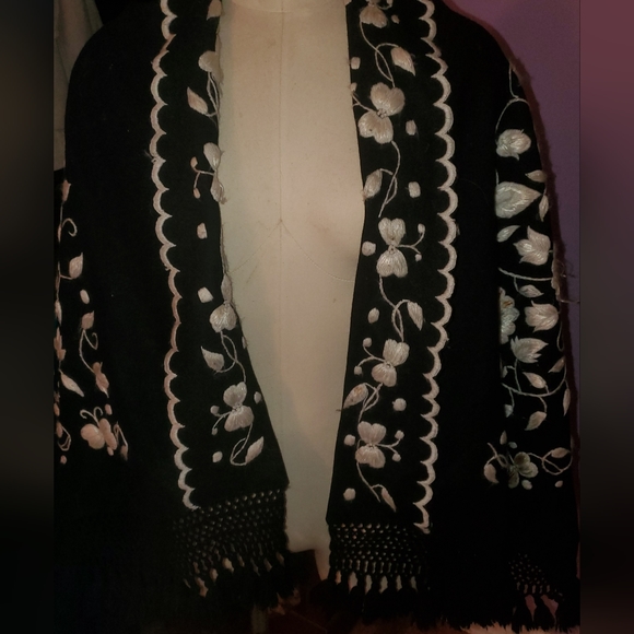 Shawl Wool & Silk by Suzette, Beautiful Embroidered Silk Floral - Picture 1 of 9